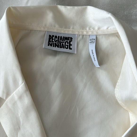 NWOT RECLAIMED VINTAGE CREAM SATIN DEEP V BUTTON CROP LONG SLEEVE. SIZE 10 - Picture 3 of 3